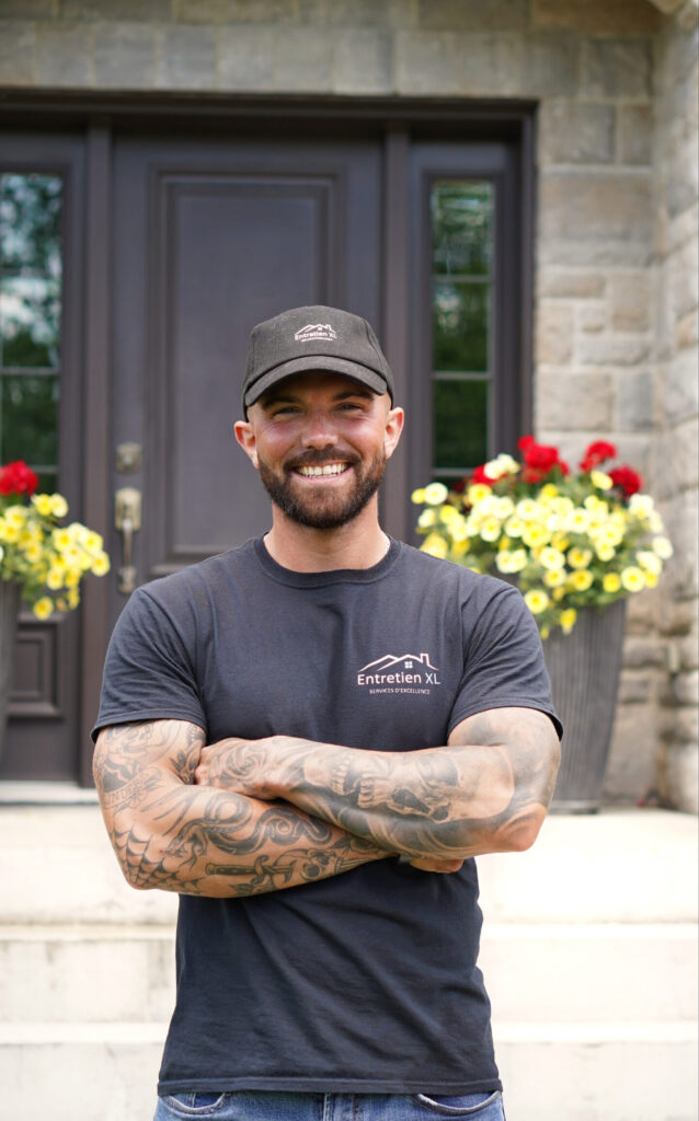Xavier Leblanc, jeunes entrepreneurs de Sherbrooke, propriétaires de la petite entreprise québécoise Entretien XL, posent devant une maison en portant des uniformes avec le logo de leur entreprise.