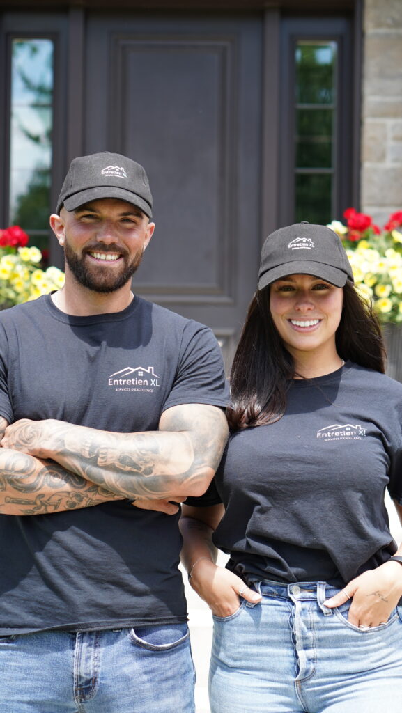 Xavier Leblanc et Laurence Nadeau, jeunes entrepreneurs de Sherbrooke, propriétaires de la petite entreprise québécoise Entretien XL, posent devant une maison en portant des uniformes avec le logo de leur entreprise.